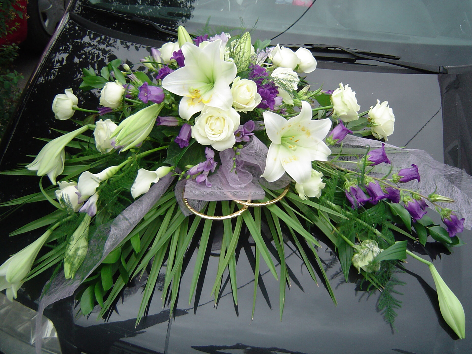 weiße, lila Blumengesteck für Auto